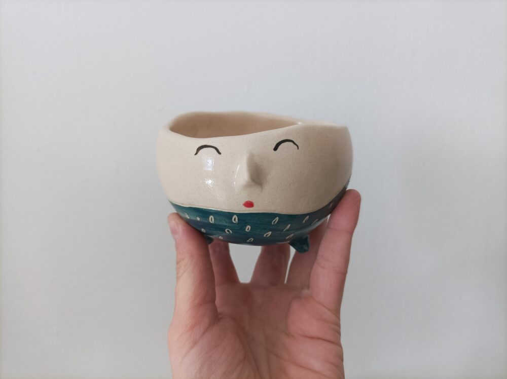 Maceta personaje hecha a mano de cerámica, mecetero suculentas, cáctus, maceta interior blanca con drenaje, maceta con cara y patas - Imagen 8