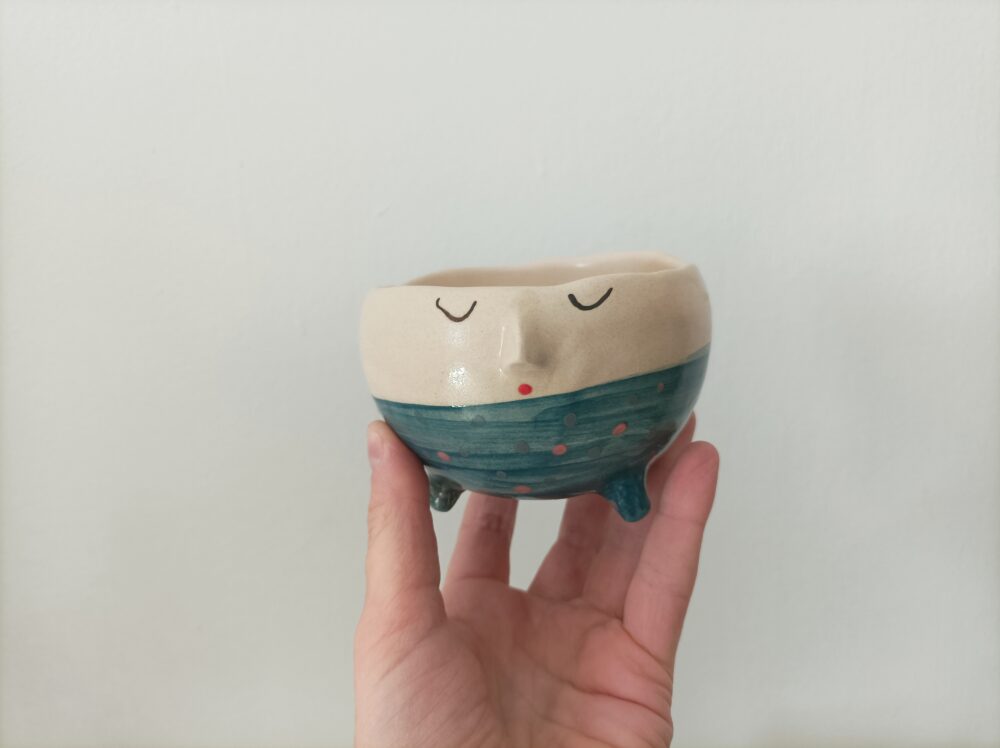 Maceta personaje hecha a mano de cerámica, mecetero suculentas, cáctus, maceta interior blanca con drenaje, maceta con cara y patas - Imagen 7