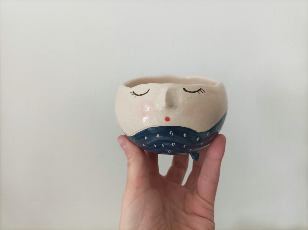 Maceta personaje hecha a mano de cerámica, mecetero suculentas, cáctus, maceta interior blanca con drenaje, maceta con cara y patas - Imagen 6
