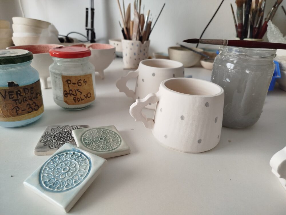 Tazas hechas a mano, tazón blanco con estampados coloridos para desayunos, regalo pareja, cerámica slow, regalo boda,aniversario (copia) - Imagen 4