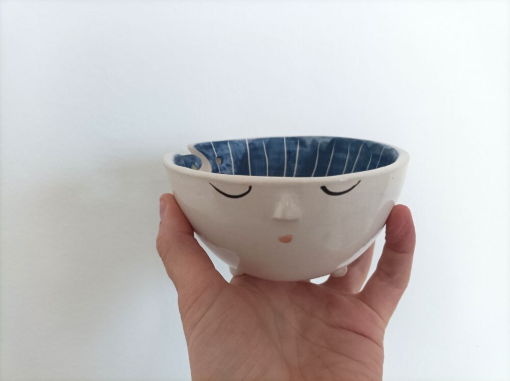 Cuenco lanero de cerámica con personaje durmiendo: blanco y azul, regalo ideal para abuela - Imagen 2