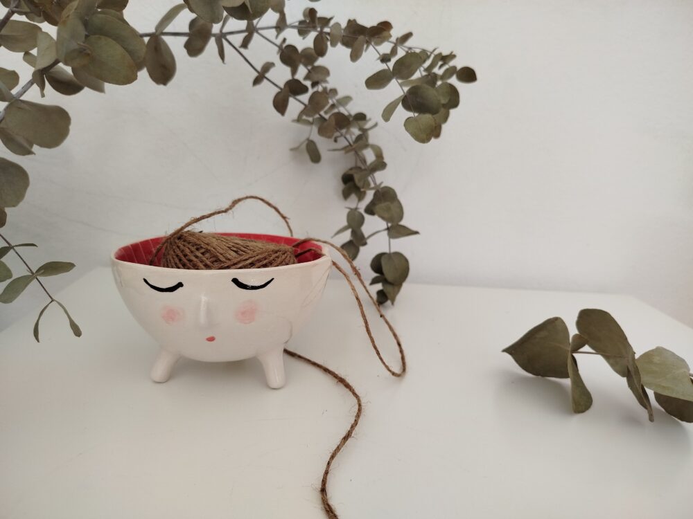 Cuenco lanero de cerámica con personaje durmiendo: blanco y azul, regalo ideal para abuela - Imagen 3