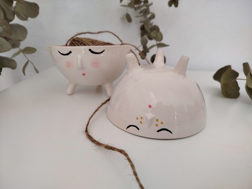 Cuenco lanero de cerámica con personaje durmiendo: blanco y azul, regalo ideal para abuela