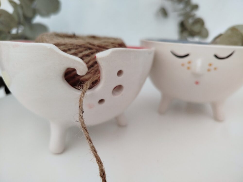 Cuenco lanero de cerámica con personaje durmiendo: blanco y azul, regalo ideal para abuela - Imagen 6