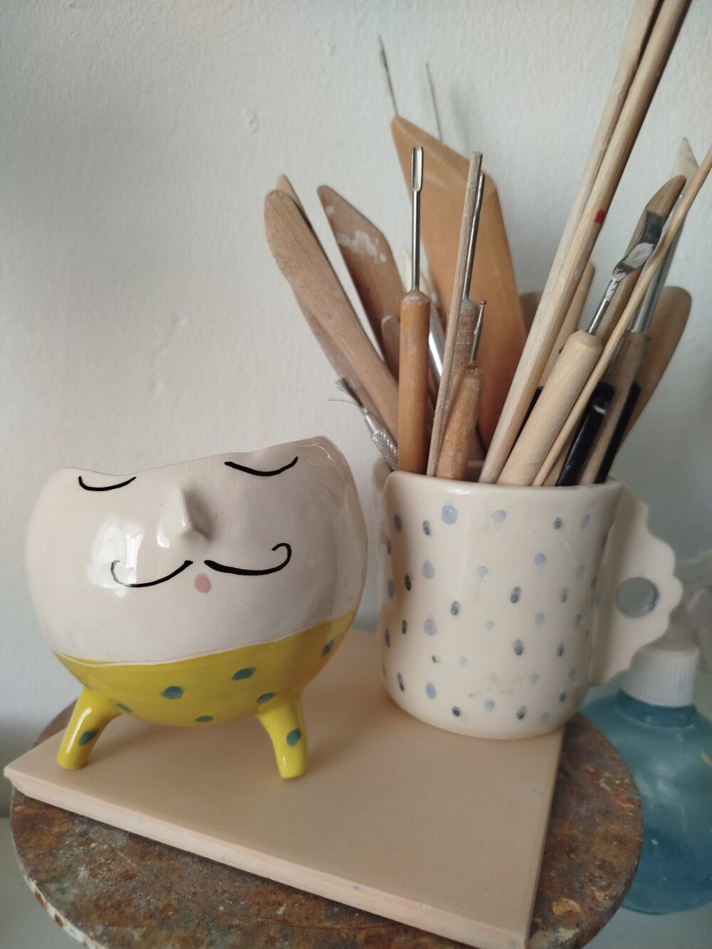 Divertidas Macetas personajes para cactus y suculentas — piezas hechas a mano original y con mucho carácter, maceta con cara y pies - Imagen 4