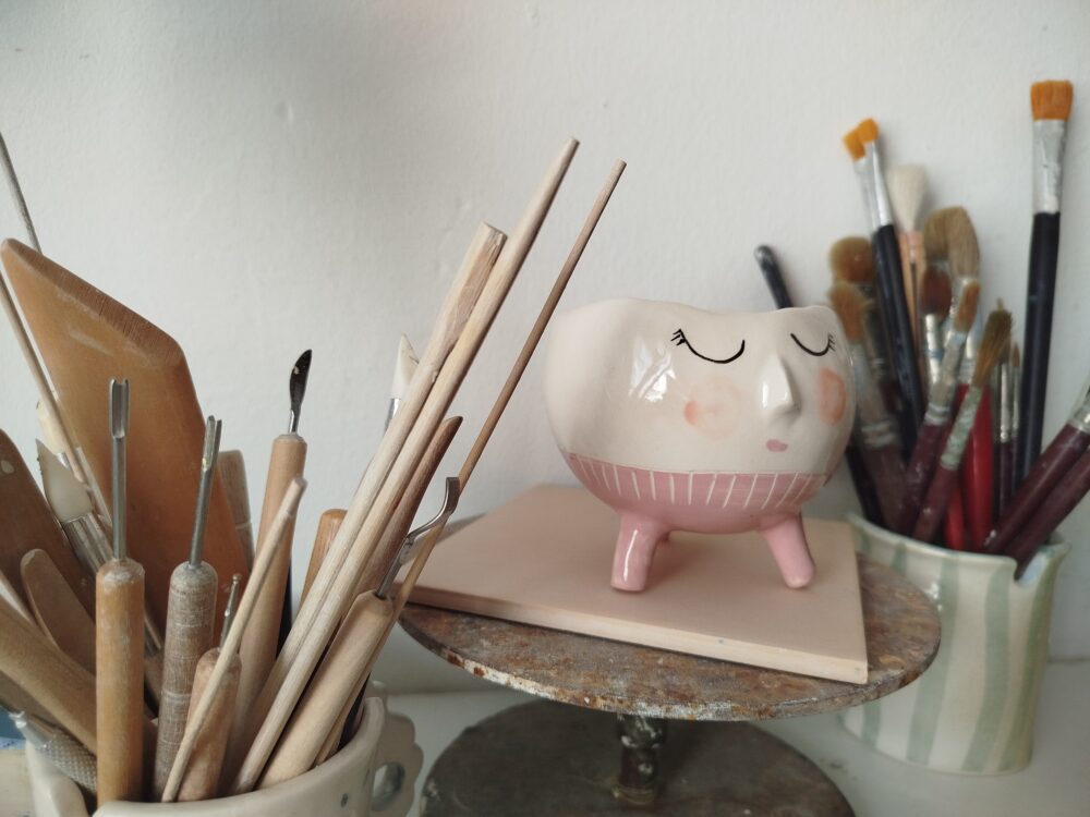 Divertidas Macetas personajes para cactus y suculentas — piezas hechas a mano original y con mucho carácter, maceta con cara y pies - Imagen 3