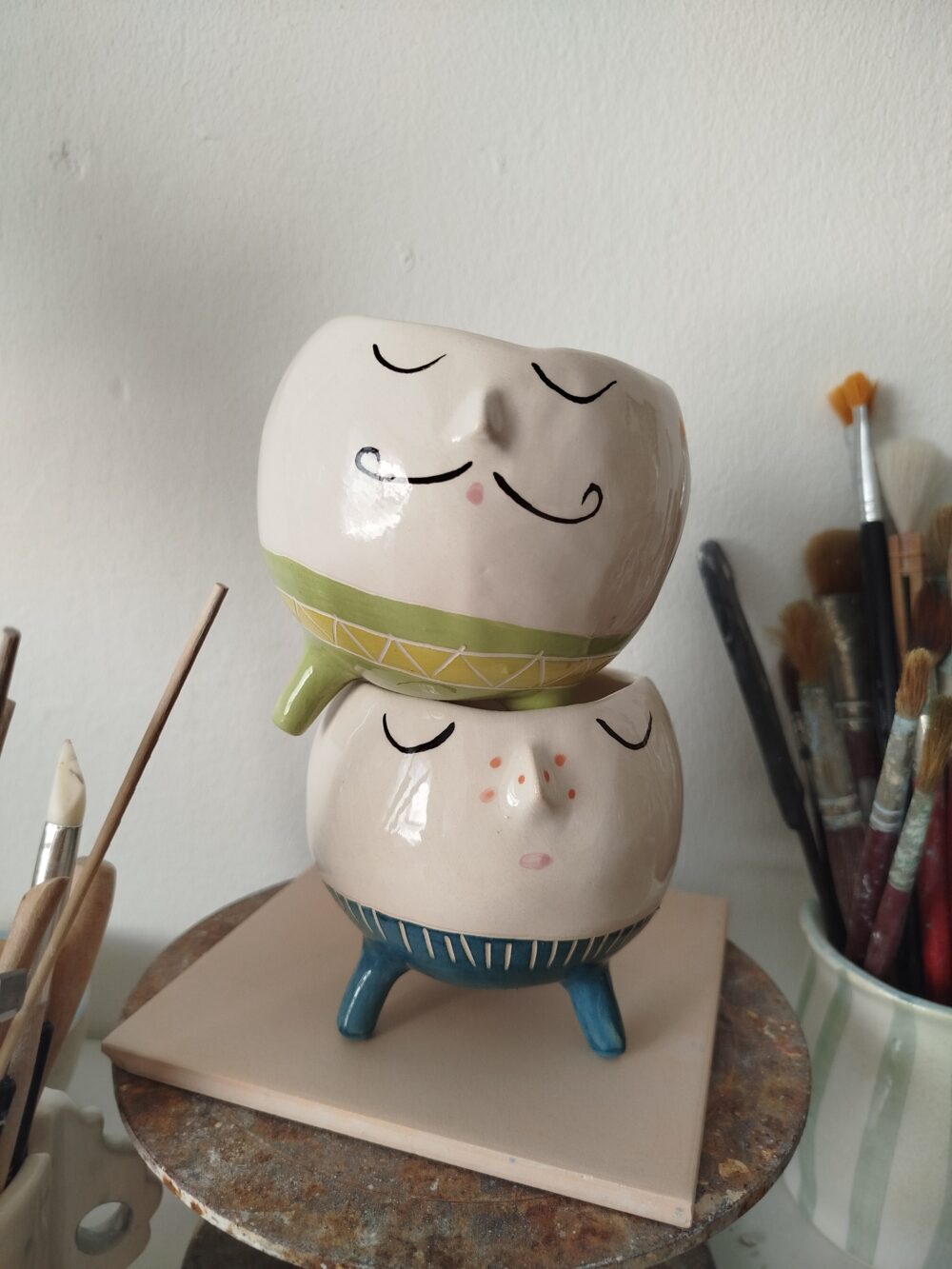 Divertidas Macetas personajes para cactus y suculentas — piezas hechas a mano original y con mucho carácter, maceta con cara y pies - Imagen 5