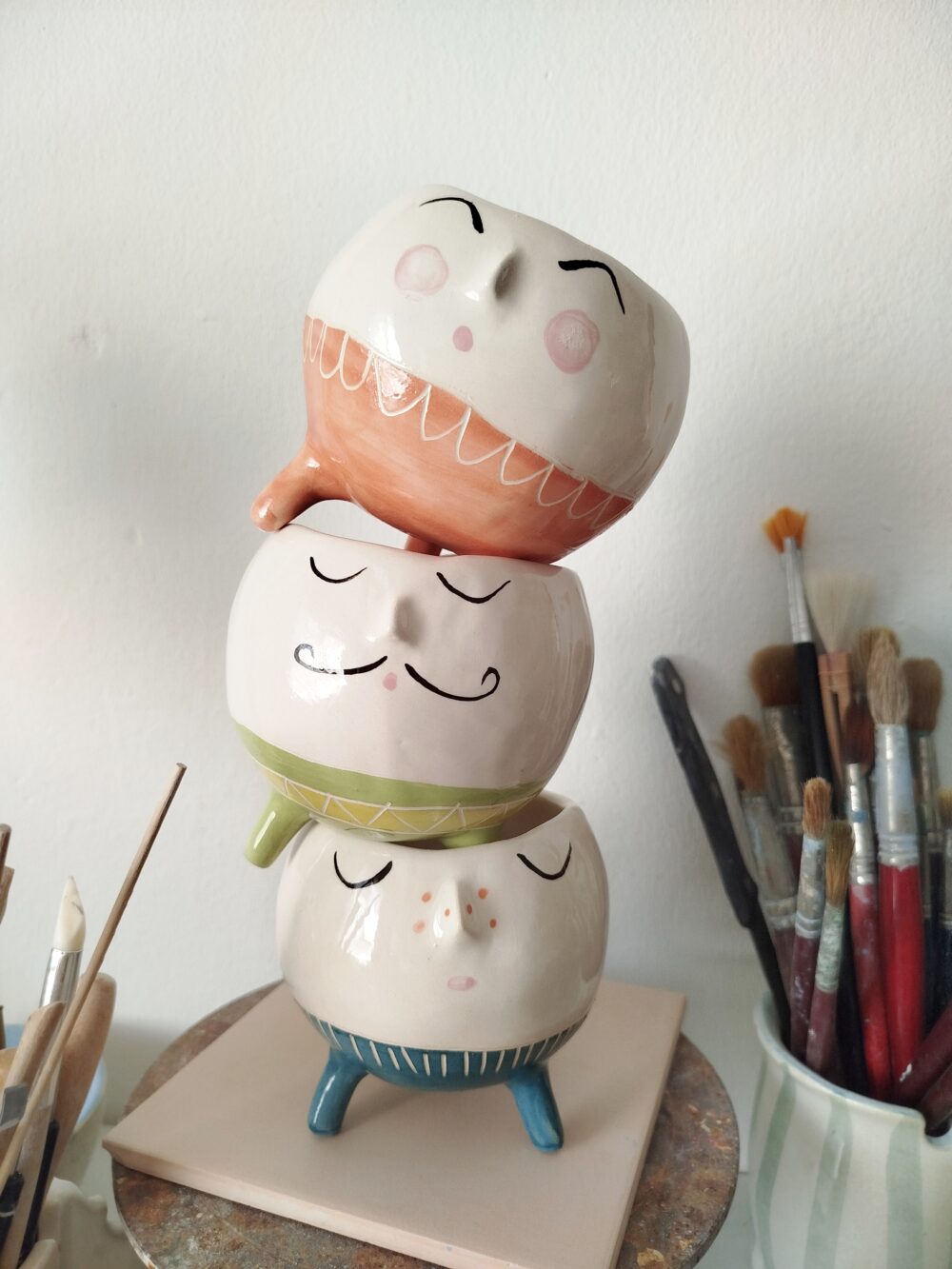 Divertidas Macetas personajes para cactus y suculentas — piezas hechas a mano original y con mucho carácter, maceta con cara y pies
