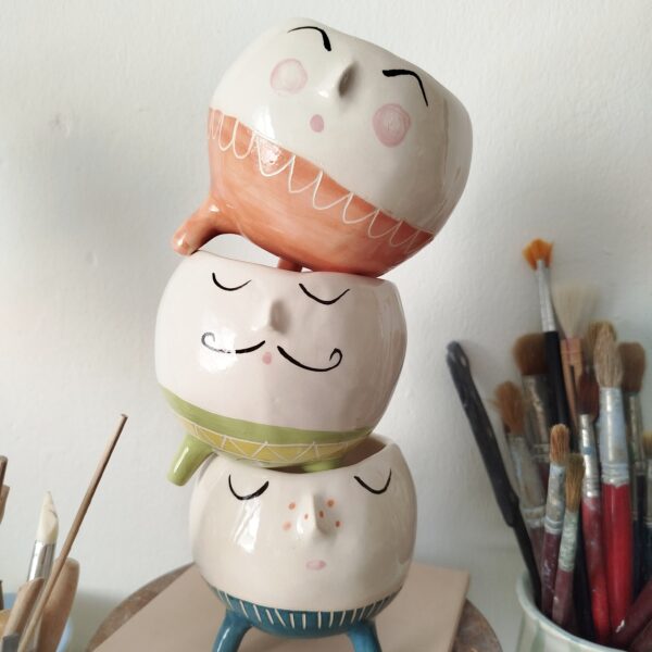 Divertidas Macetas personajes para cactus y suculentas — piezas hechas a mano original y con mucho carácter, maceta con cara y pies