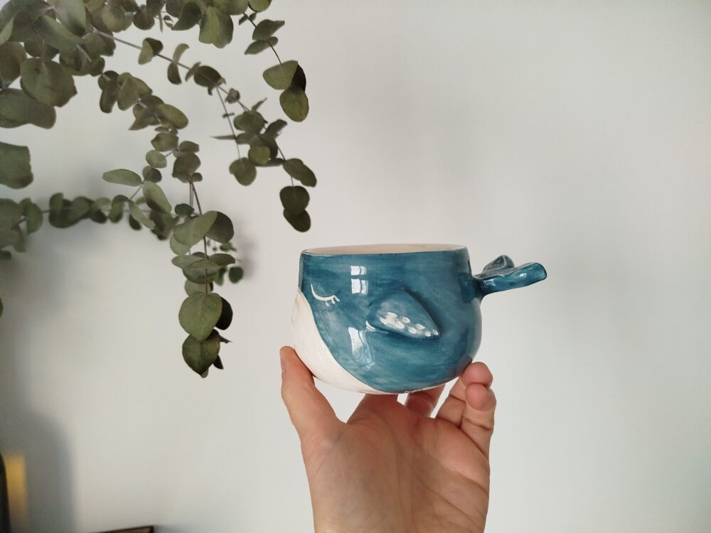 taza azul clara