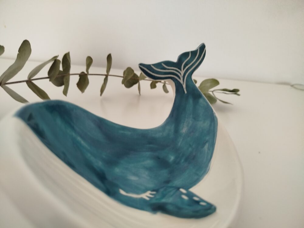 Jabonera ballena de cerámica: plato para tapas, joyero y apoya-cuchara - Imagen 2
